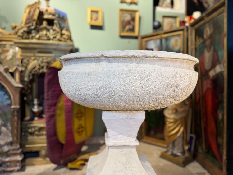 Imponente acquasantiera in pietra - XVII secolo