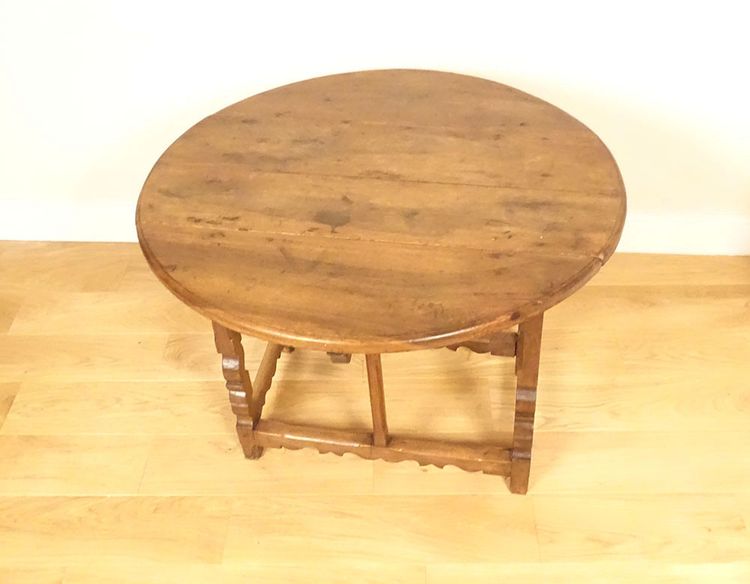 Rustic Spanish folding table with drop leaves, carved walnut, High Period, 17th century