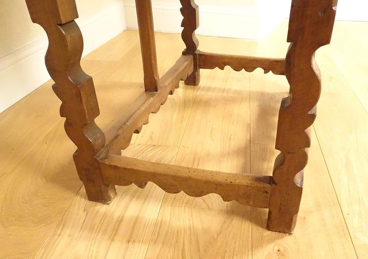 Rustic Spanish folding table with drop leaves, carved walnut, High Period, 17th century