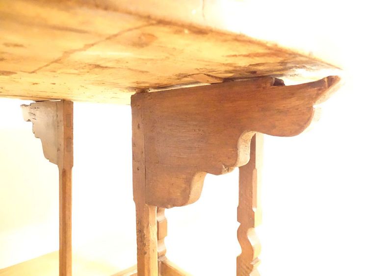 Rustic Spanish folding table with drop leaves, carved walnut, High Period, 17th century