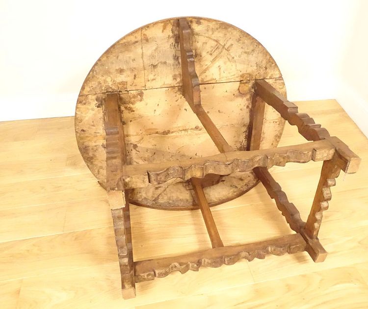 Rustic Spanish folding table with drop leaves, carved walnut, High Period, 17th century