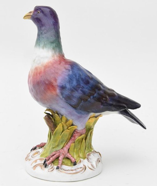 Statuette in porcelain of Vienna representing a carrier pigeon