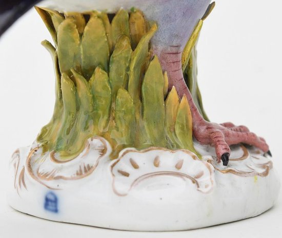 Statuette in porcelain of Vienna representing a carrier pigeon