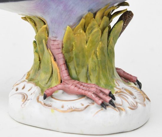 Statuette in porcelain of Vienna representing a carrier pigeon
