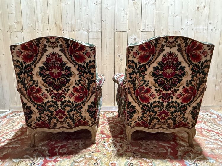 Paire de fauteuils - bergères de style Louis XV en velours