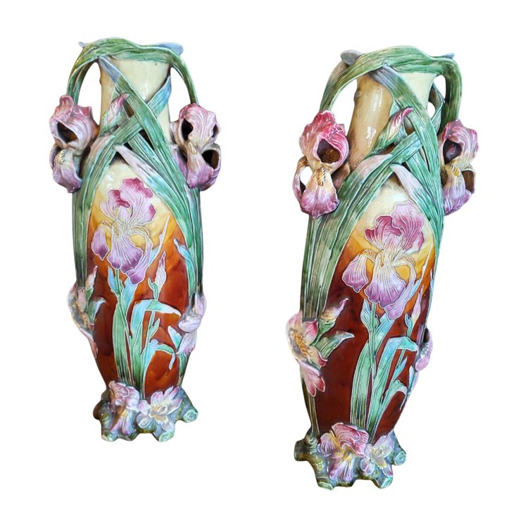 Paire de grands vases continental en barbotine, travail français -XXeme (1900)