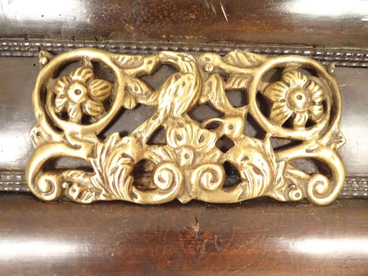 Specchio Luigi XIV, ottone repoussé, noce, palissandro, fiori e uccelli XVIII secolo