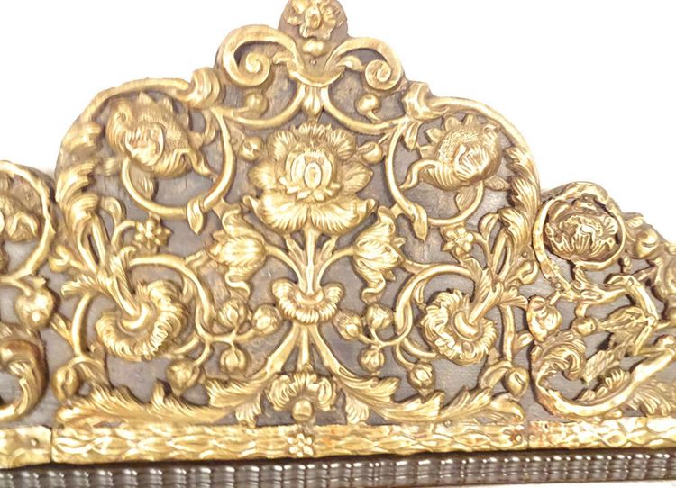 Specchio Luigi XIV, ottone repoussé, noce, palissandro, fiori e uccelli XVIII secolo