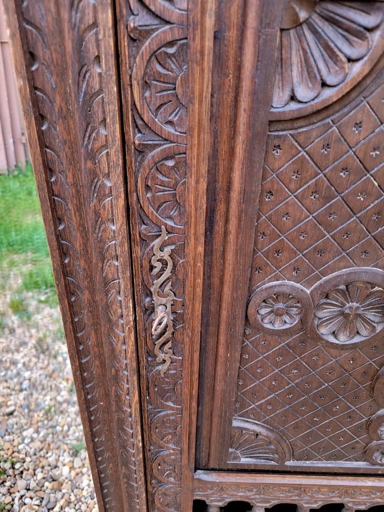Bonnetiere dish with carved decoration or small Breton cupboard or standing man