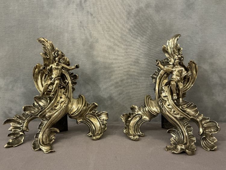 Paire de chenets en bronze d'époque 19 ème à décor de petits amours 