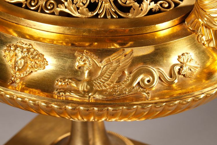 Centre de table brûle-parfum en bronze doré et marbre, époque Empire