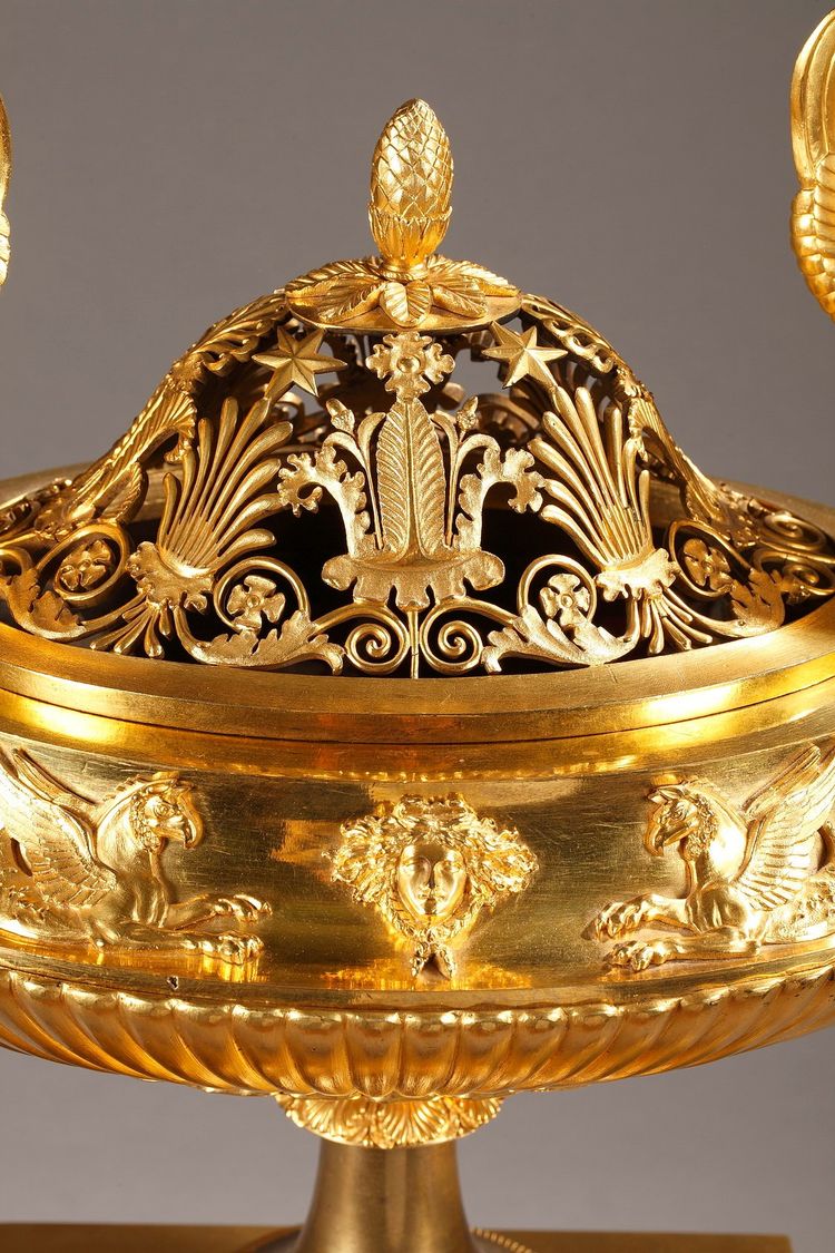 Centre de table brûle-parfum en bronze doré et marbre, époque Empire