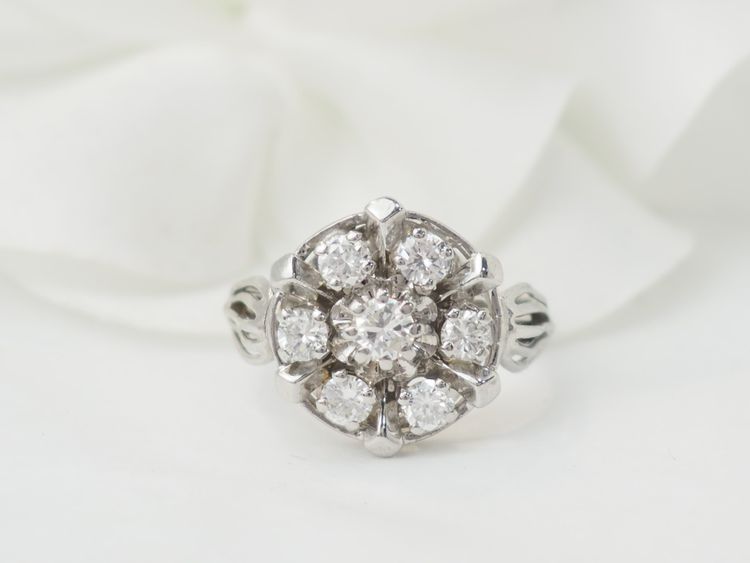 Bague marguerite en or blanc et diamants 