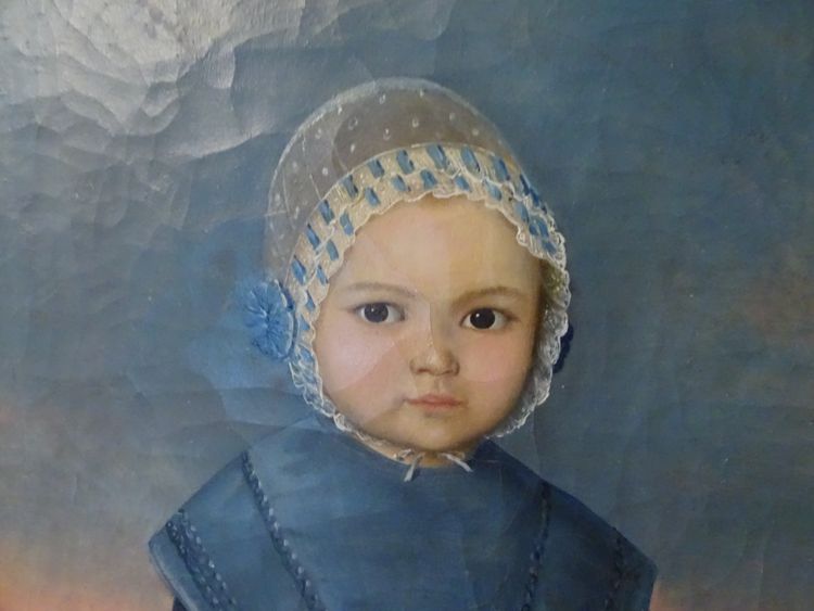 Ritratto antico del XVIII secolo di una bambina con un vestito blu e un cesto di fiori