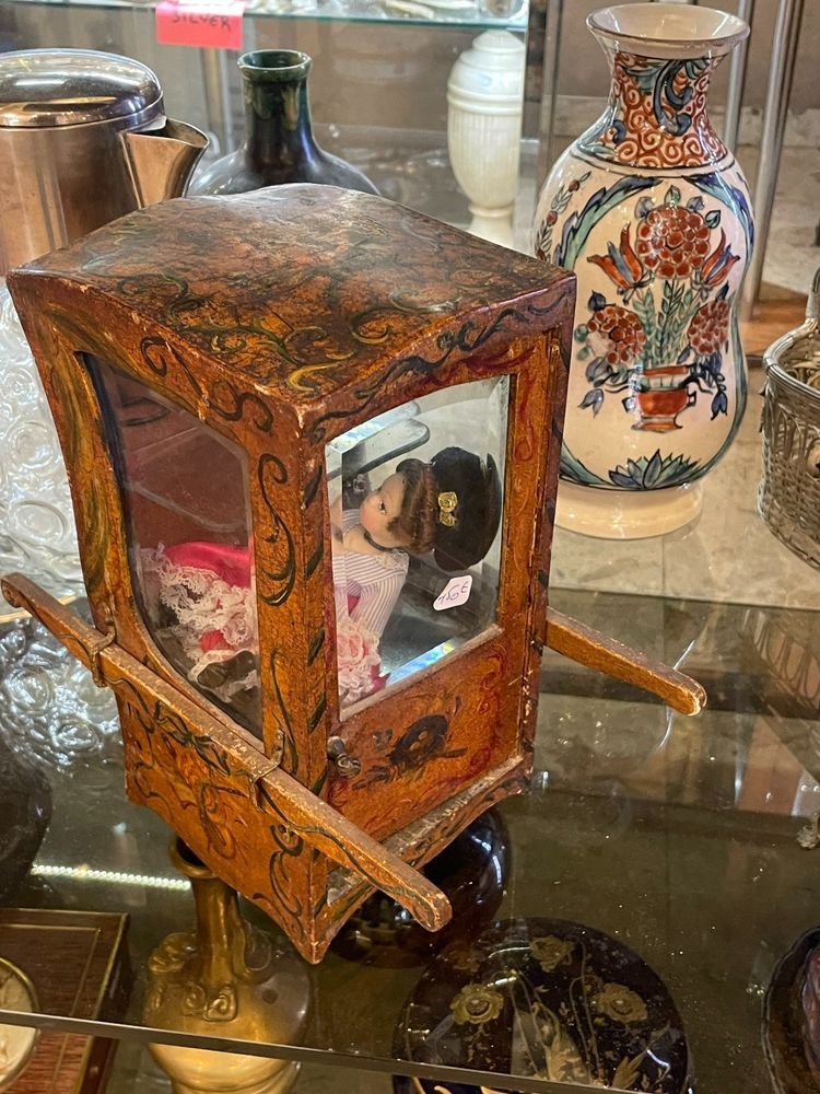 Miniature sedan chair