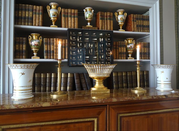 Paire de vases cornet ou cache-pots en porcelaine de Paris dorée à l'or fin, époque Empire