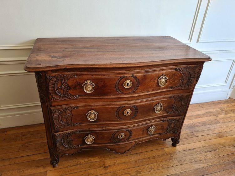 Commode Louis XV , en bois naturel , vers 1760. 