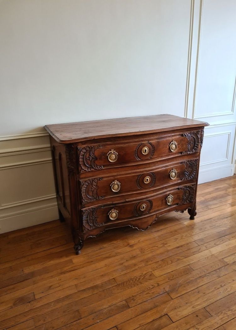 Commode Louis XV , en bois naturel , vers 1760. 