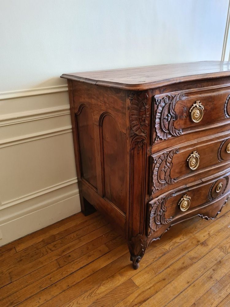 Commode Louis XV , en bois naturel , vers 1760. 