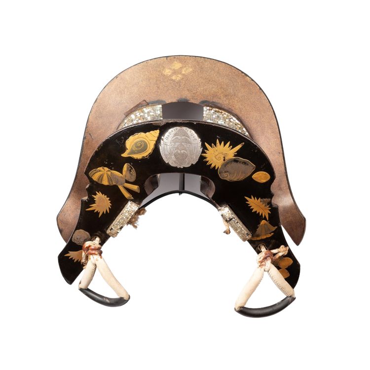 Exquisite model of a Japanese saddle - Kura in lacquer and mother-of-pearl with shell motifs