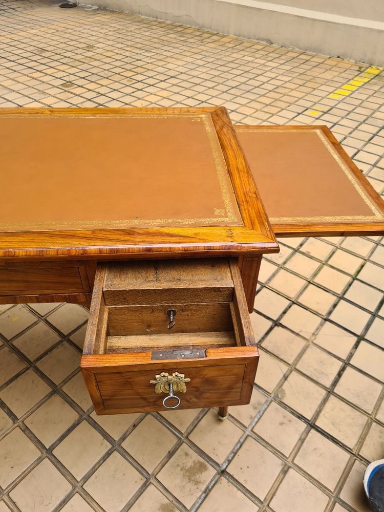 Scrivania piatta in stile Luigi XVI impiallacciata in palissandro