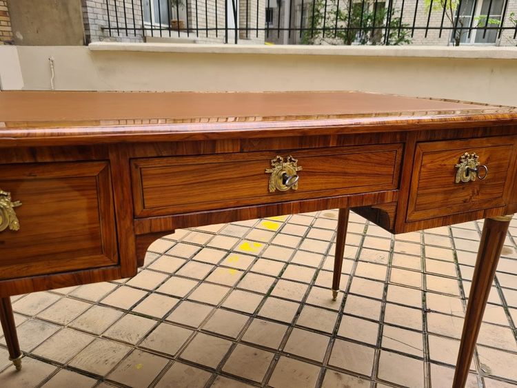 Scrivania piatta in stile Luigi XVI impiallacciata in palissandro