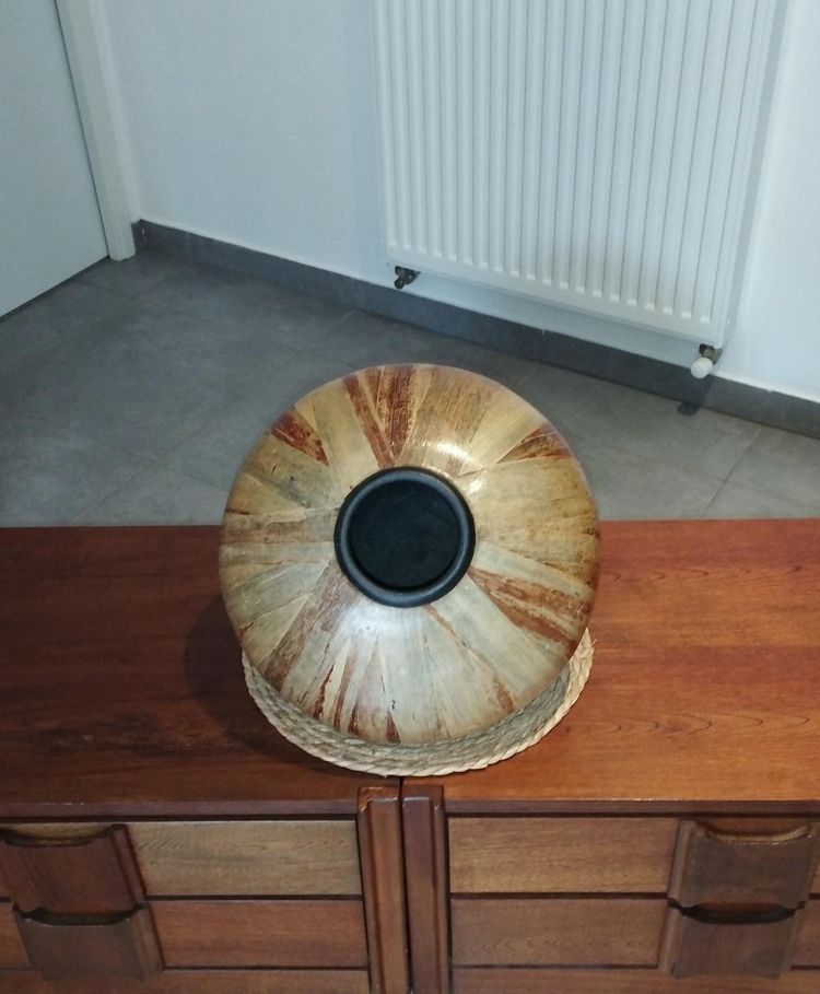 Large vase, bowl, vase-pot, particularly original leaf-based pottery