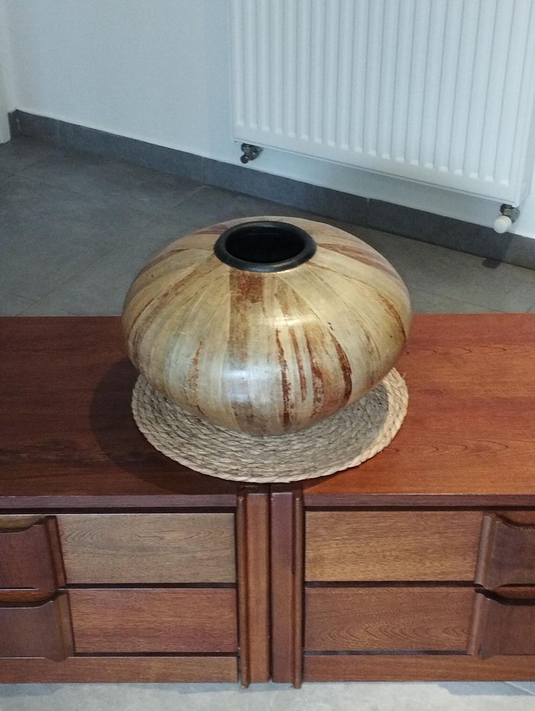 Large vase, bowl, vase-pot, particularly original leaf-based pottery