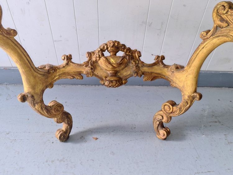 Console en bois doré époque Louis XV