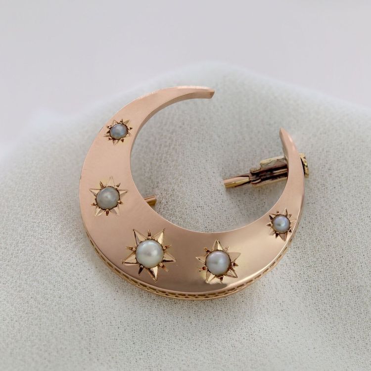 Spilla a forma di mezzaluna in oro rosa e perle