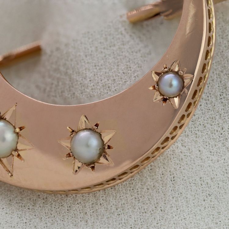 Spilla a forma di mezzaluna in oro rosa e perle