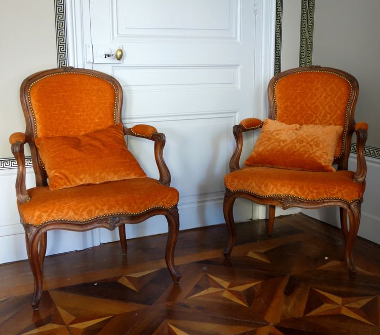 Paire de fauteuils cabriolets d'époque Louis XV en velours frappé - XVIIIe siècle