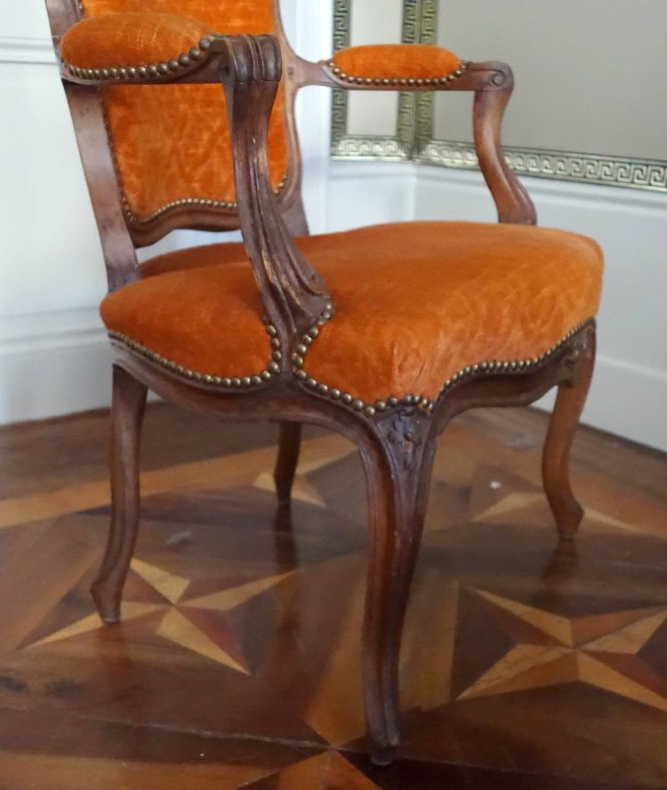 Paire de fauteuils cabriolets d'époque Louis XV en velours frappé - XVIIIe siècle