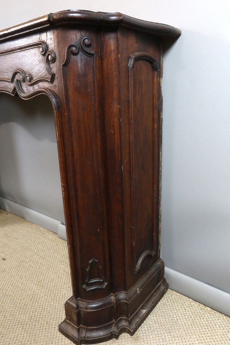 Oak mantel from the 19th century