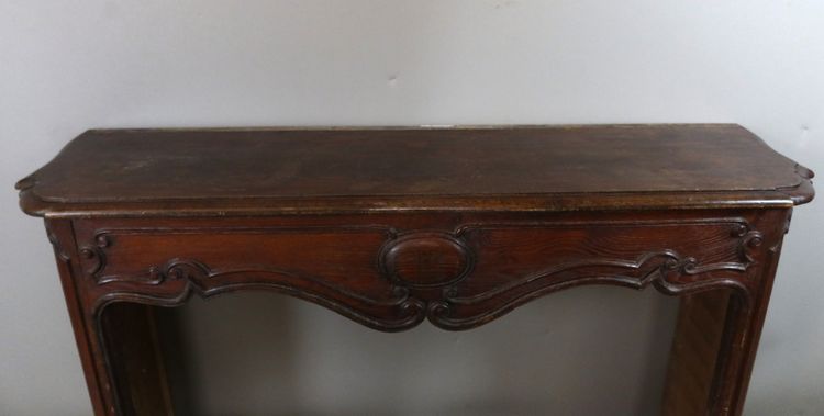 Oak mantel from the 19th century