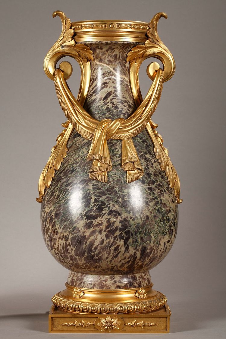 Paire d'urnes en jaspe de Russie de style Louis XVI