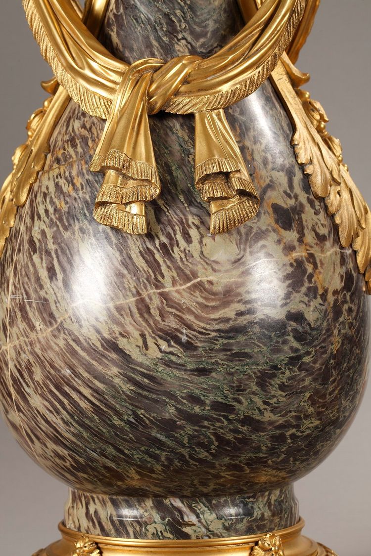 Paire d'urnes en jaspe de Russie de style Louis XVI