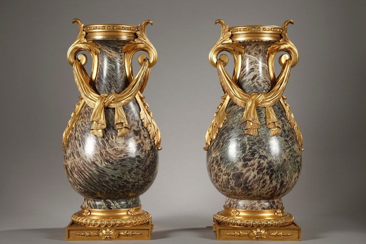 Paire d'urnes en jaspe de Russie de style Louis XVI