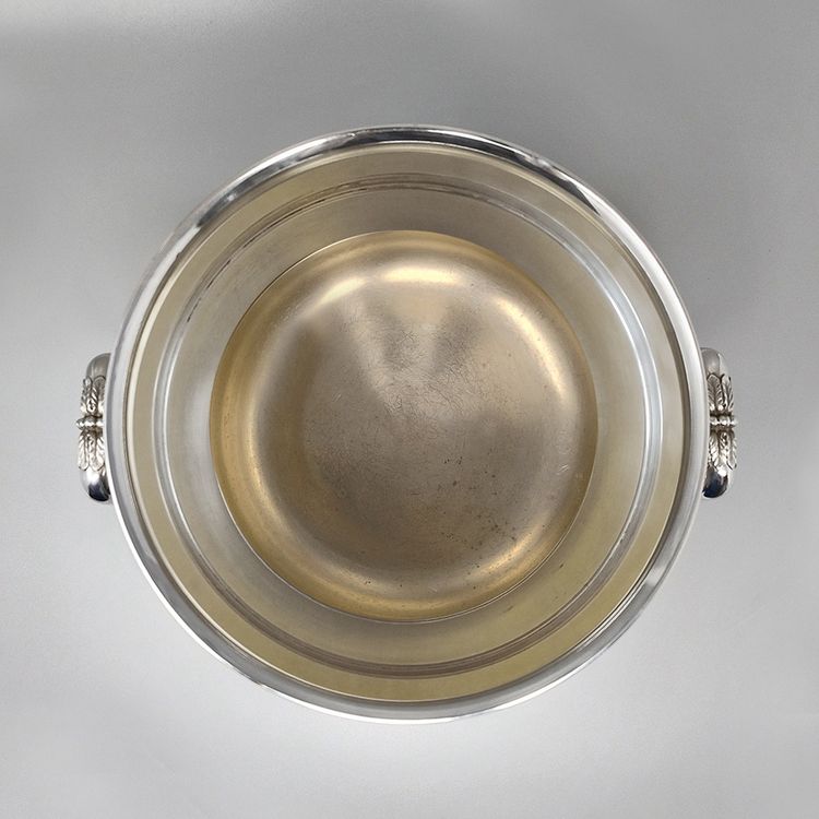 Magnifique seau à champagne ou à glace des années 1950 par Christofle en métal argenté. Fabriqué en France