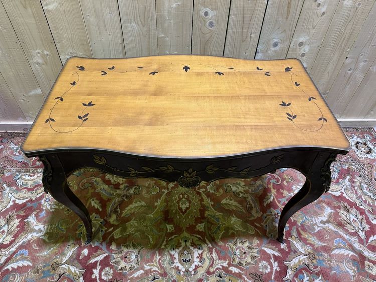 Table console de style Louis XV en bois noirci.