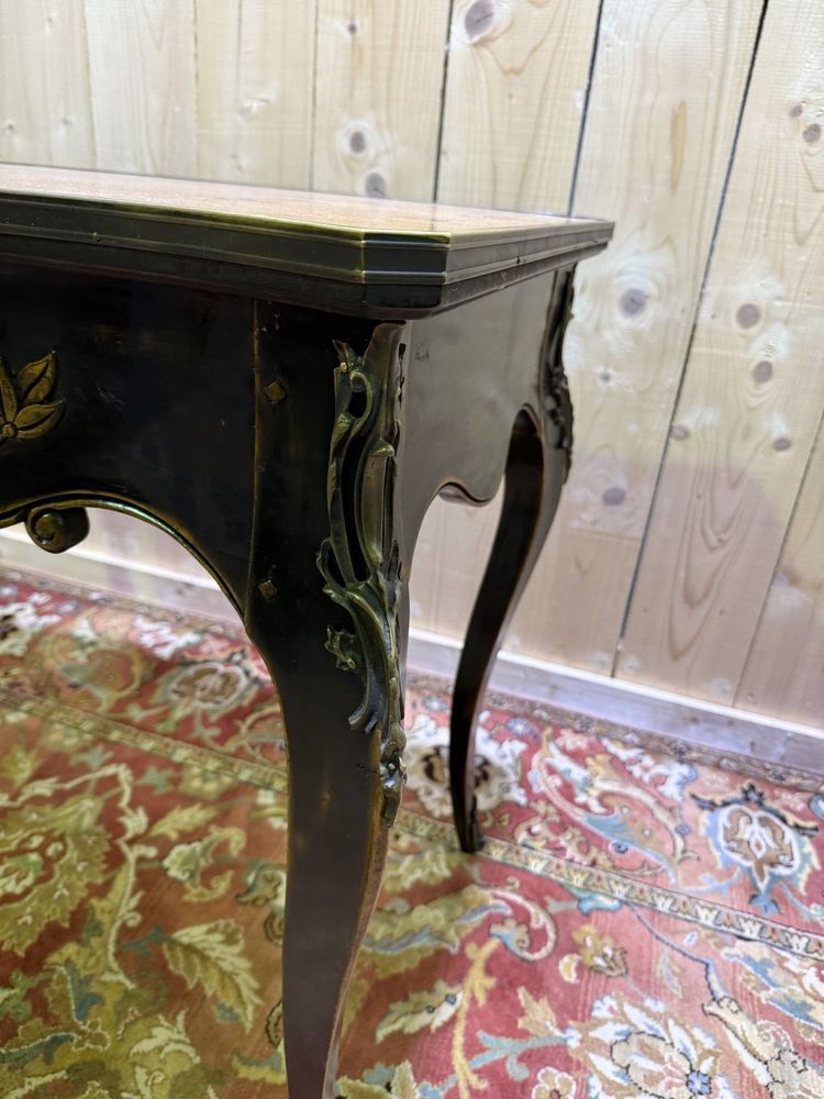Table console de style Louis XV en bois noirci.
