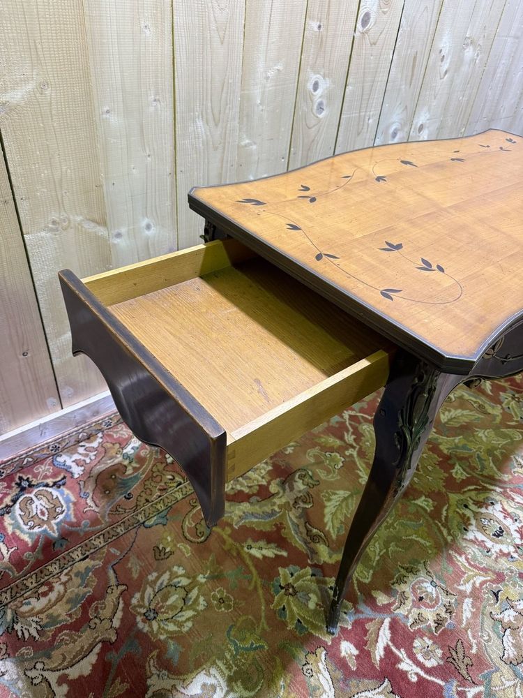 Table console de style Louis XV en bois noirci.