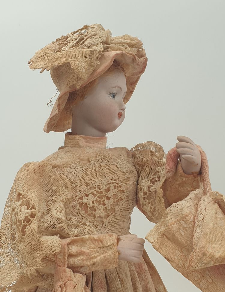 Puppe AUTOMATE - Spieluhr - Wiener Walzer- Kopf und Hände aus Porzellan