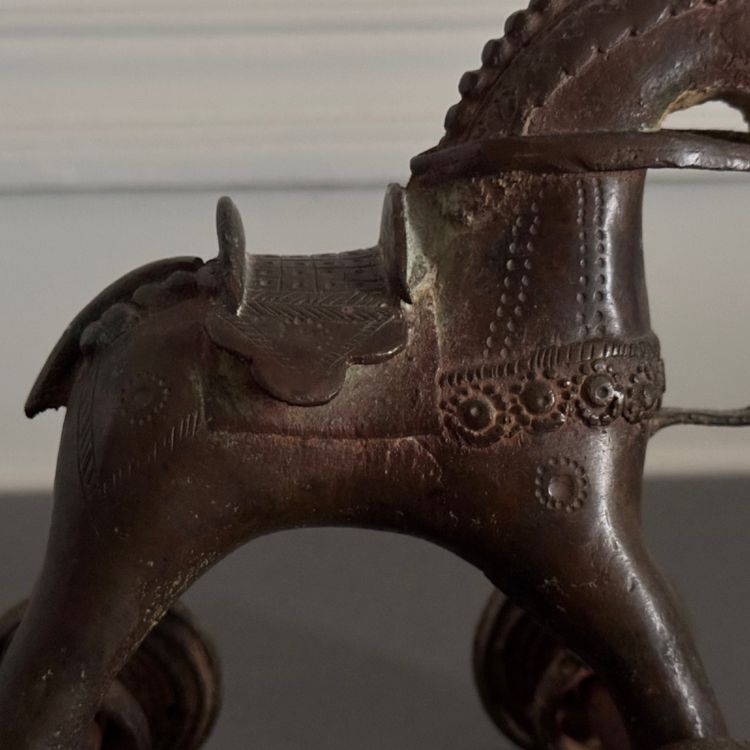 Bronzenes Spielzeug mit Rädern und Schokoladenpatina, Indien, Rajasthan