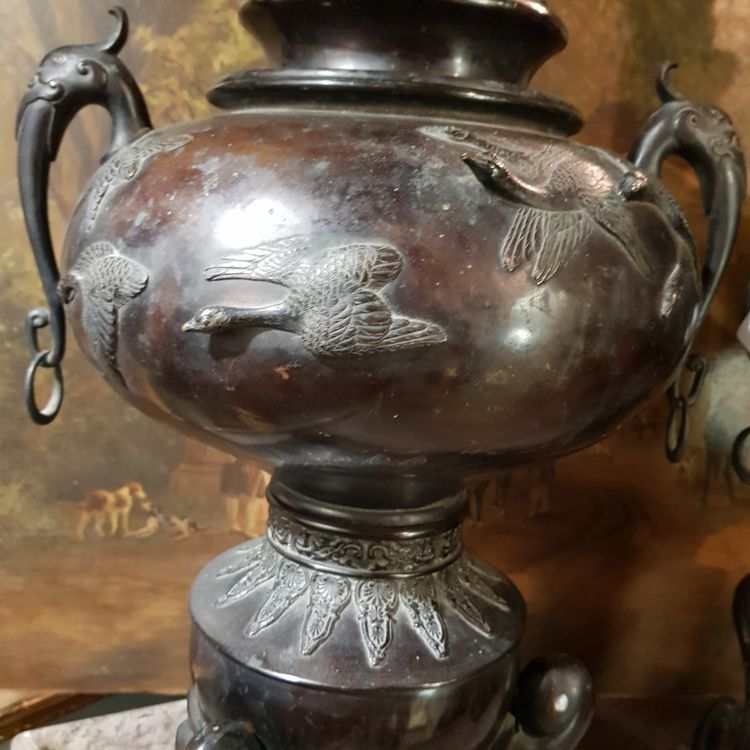 Grande Paire De Pots Couverts Et Prises En Statuettes Attr. Miyao Bronze époque Meiji