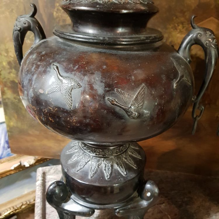 Grande Paire De Pots Couverts Et Prises En Statuettes Attr. Miyao Bronze époque Meiji
