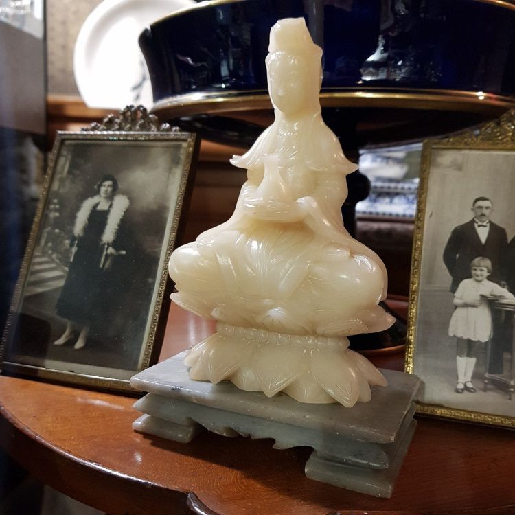 Guan Yin aus Speckstein oder Seifenstein, Qing-Dynastie, Buddha