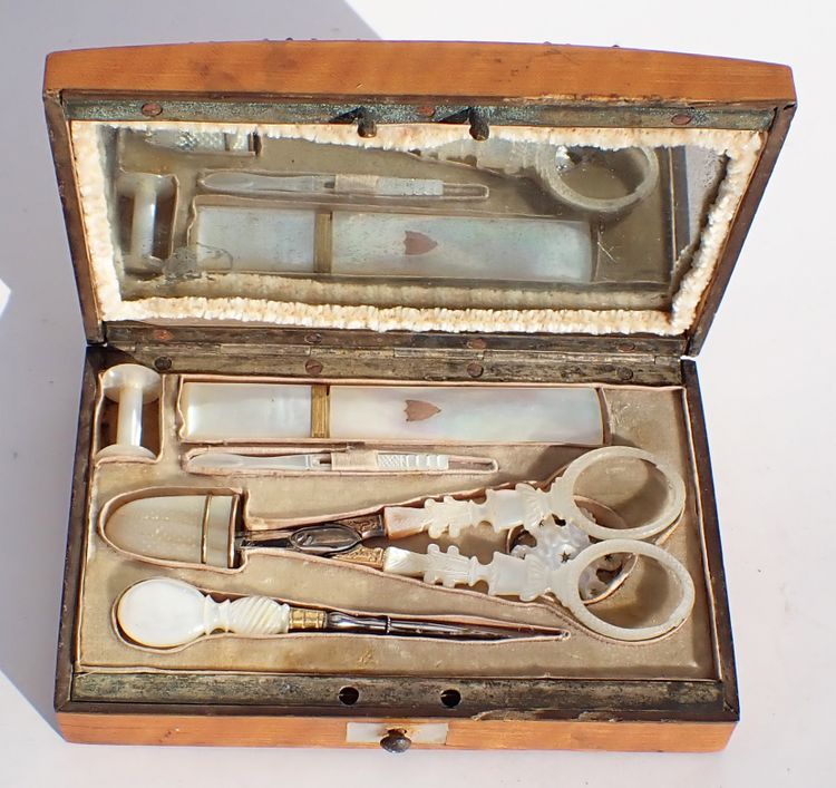 Coffret marqueté citronnier nécessaire de couture en nacre XIXe ciseaux dé coudre 