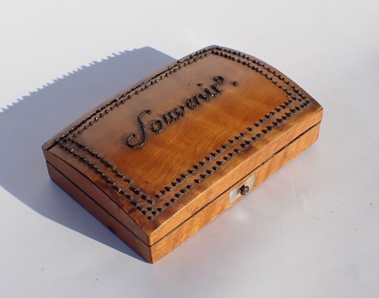 Coffret marqueté citronnier nécessaire de couture en nacre XIXe ciseaux dé coudre 