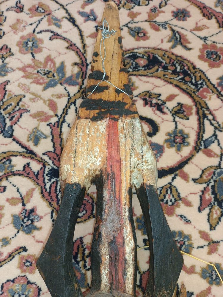 Maschera Dogon: legno policromo e fibre vegetali